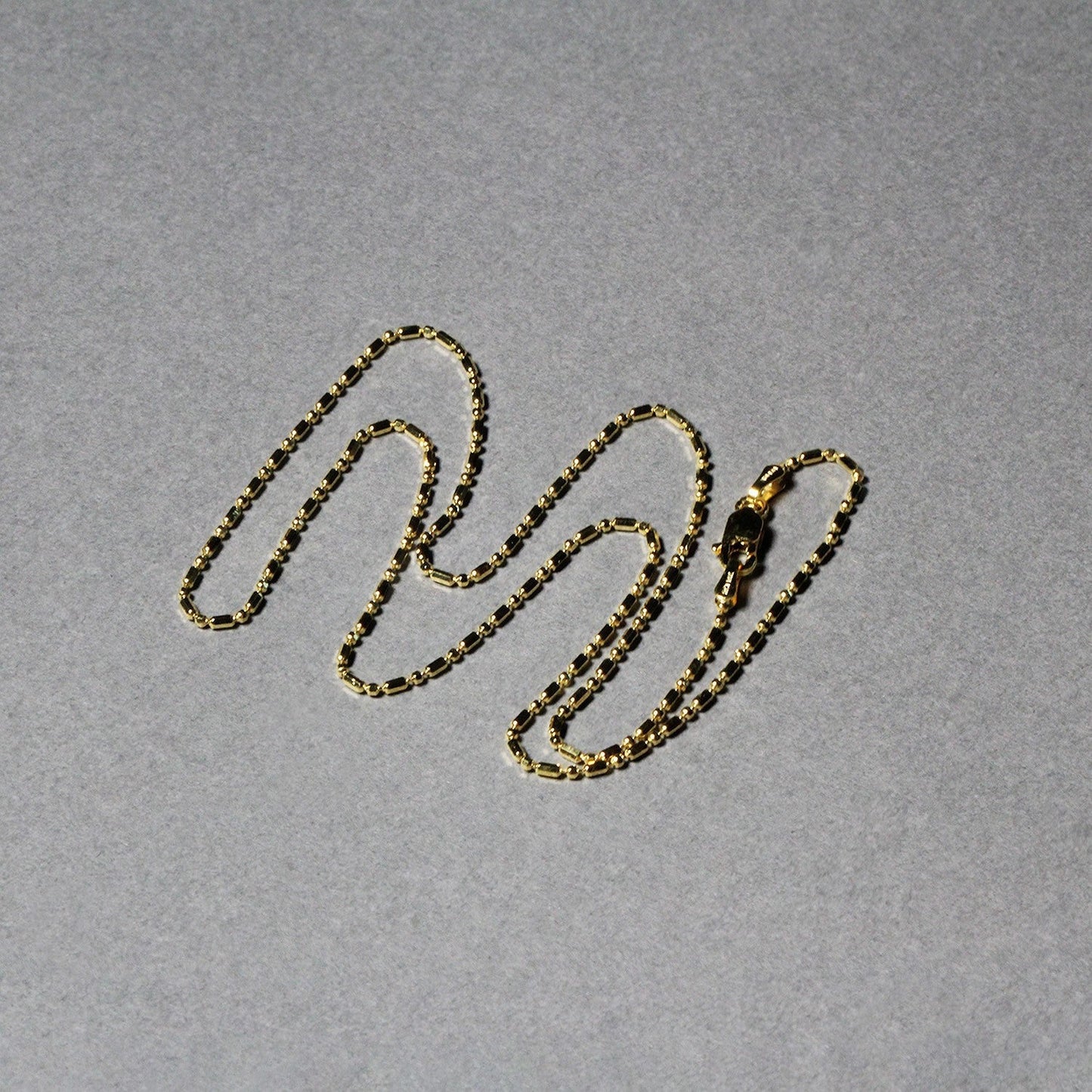 Cadena de cuentas alternas de oro amarillo de 14k con corte de diamante de 1.2 mm