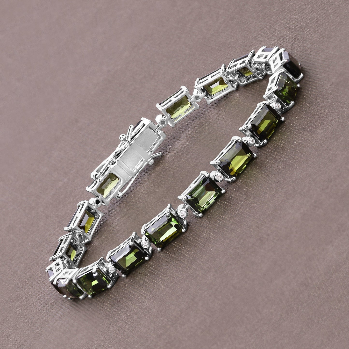 Pulsera de oro blanco de 14 quilates con turmalina verde genuina de 19,04 quilates y diamantes blancos