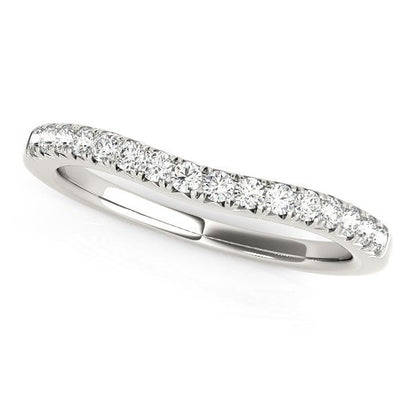 Alianza de boda curva de oro blanco de 14k con pavé y diamantes redondos (1/4 quilates en total)