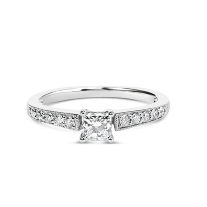 Anillo de compromiso de oro blanco de 14 quilates con diamantes de talla princesa de 1/2 quilate en total (color G-H, claridad VS2-SI1) - Talla 7