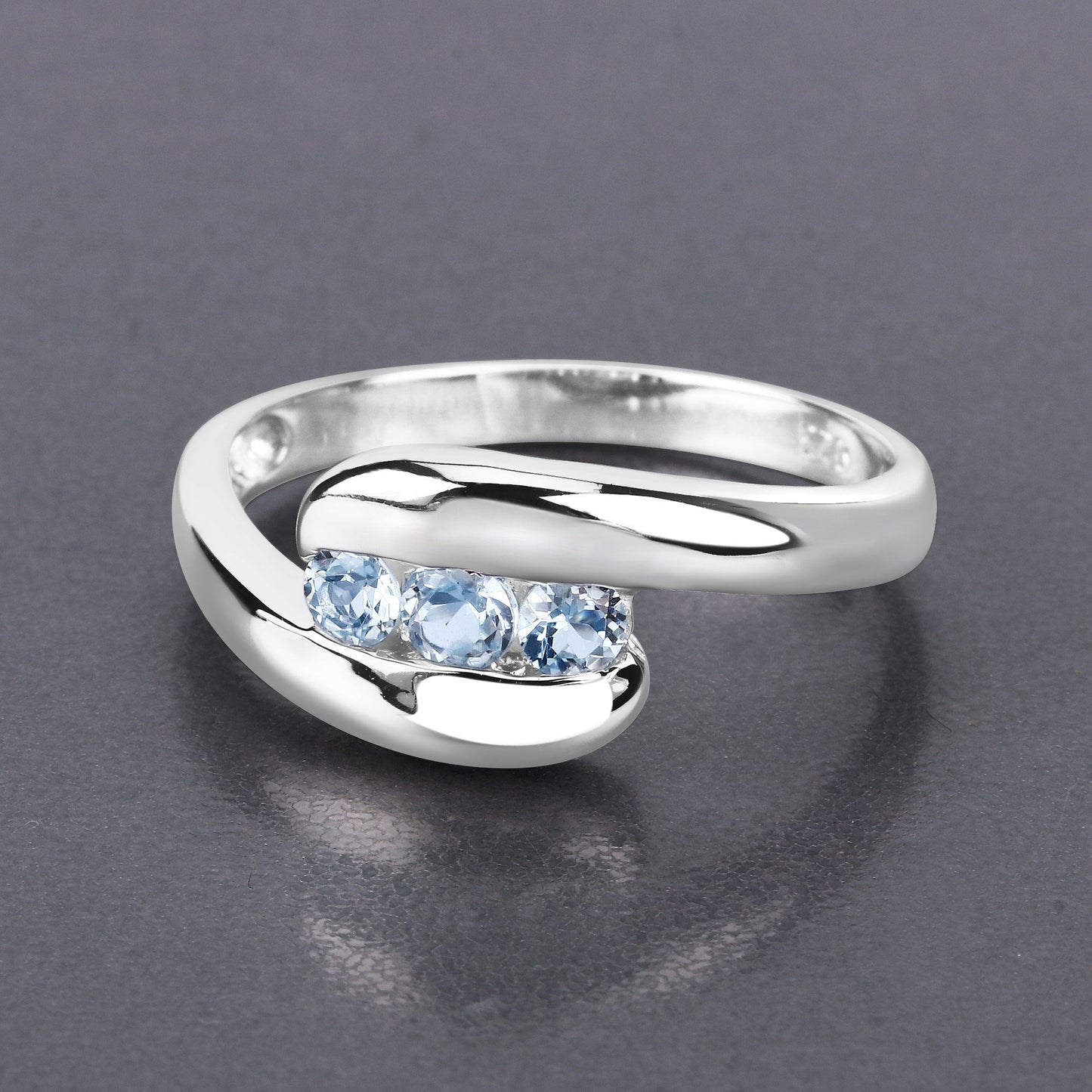 Anillo de plata esterlina .925 con topacio azul genuino de 0.74 quilates