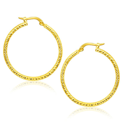 Pendientes de aro redondos de tubo con textura en oro amarillo de 14k