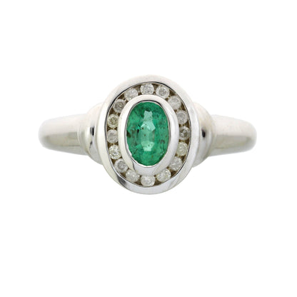 Anillo de oro blanco de 10 qt con esmeralda y diamantes de 0,60 ct
