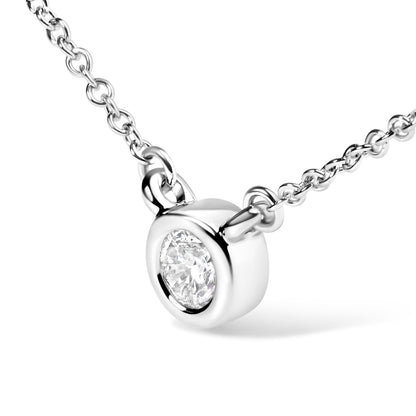 Collar con colgante solitario moderno de oro blanco de 10 quilates con diamante redondo talla brillante de 0,10 quilates engastado en bisel de 40,64-45,72 cm (color H-I, claridad SI2-I1)