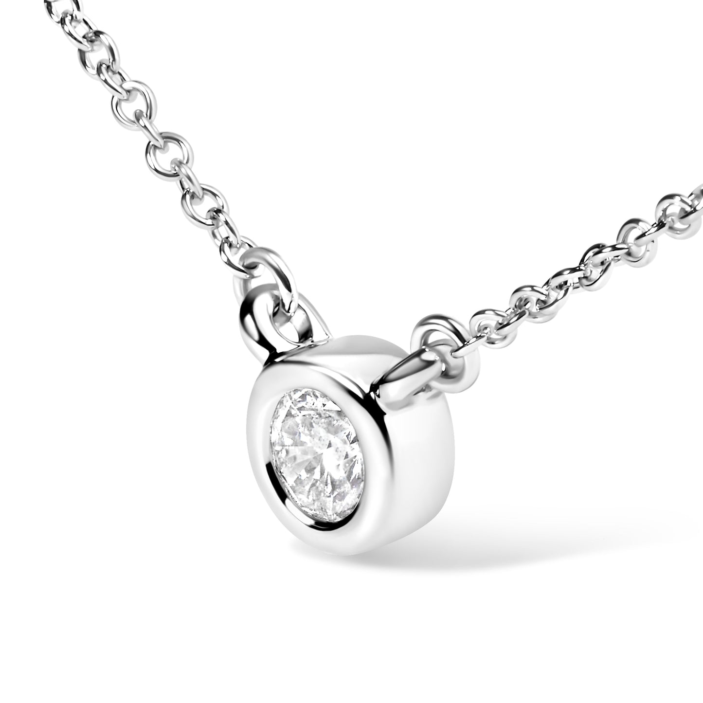 Collar con colgante solitario moderno de oro blanco de 10K con diamante de talla brillante redondo de 1/2 quilate engastado en bisel de 16"-18" (Color H-I, Claridad SI2-I1)