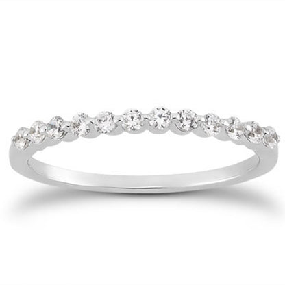 Anillo de boda con banda de diamante flotante en oro blanco de 14k con puntas compartidas