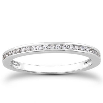 Alianza de boda delgada de oro blanco de 14k con diamantes en engaste de canal en la mitad del contorno