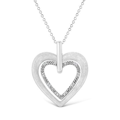 Collar con colgante de doble corazón de plata de ley .925 con acento de diamante engarzado con garras, 45,72 cm (color I-J, claridad I1-I2)