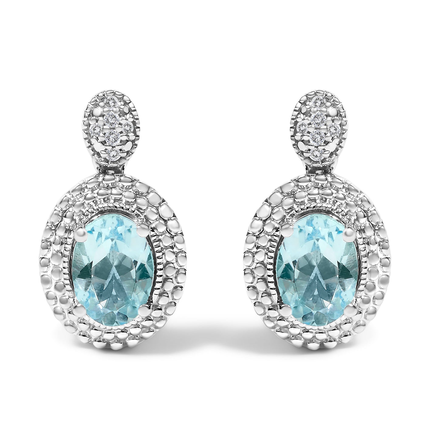 Pendientes con acento de diamante de plata de ley .925 y topacio azul ovalado con halo de cuentas (color I-J, claridad I1-I2)