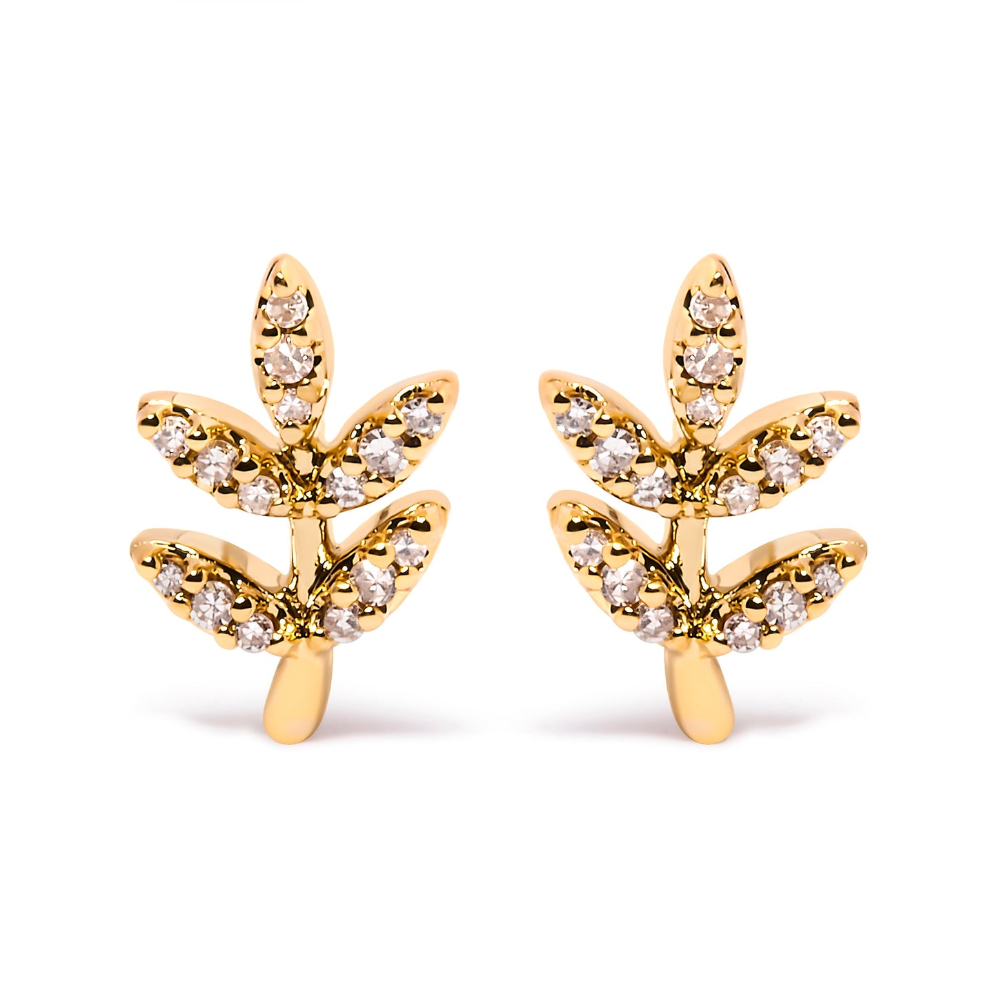 Pendientes de botón de hoja y rama acentuados con diamantes de oro amarillo de 10 qt y 1/10 ct (color H-I, claridad I1-I2)