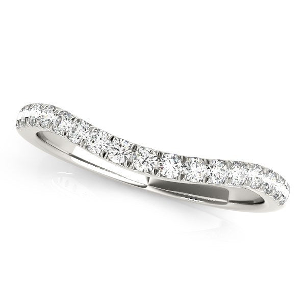 Anillo de boda curvo de oro blanco de 14k con diamantes redondos engastados en pavé (1/4 quilate total)