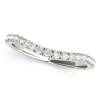 Anillo de boda curvo de oro blanco de 14k con diamantes redondos engastados en pavé (1/4 quilate total)