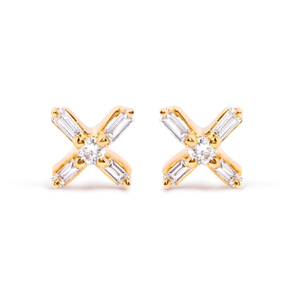 Pendientes de tuerca de oro amarillo de 10 quilates con diamantes redondos y de talla baguette de 1/10 Cttw en forma de X (color H-I, claridad I1-I2)