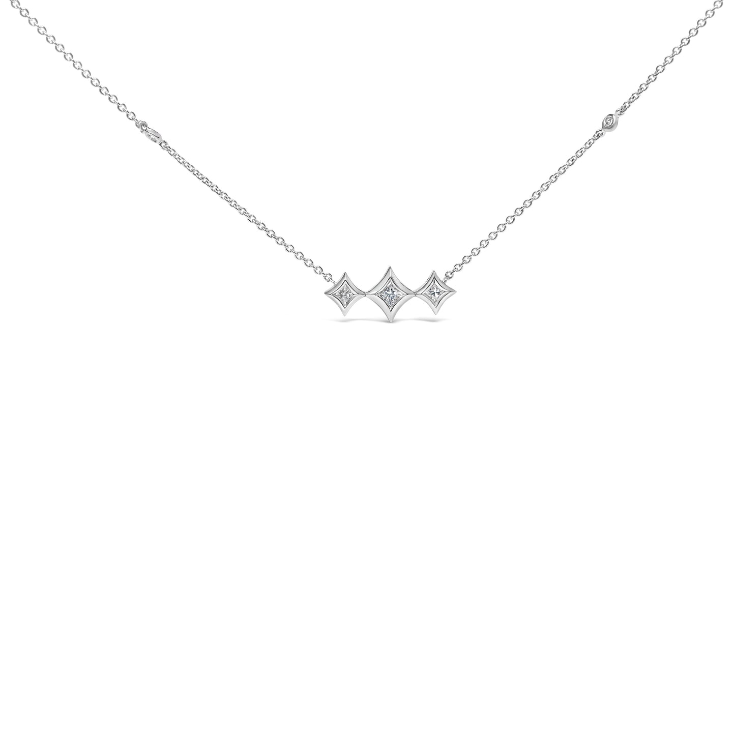 Collar de 10K oro blanco con bisel de 3 diamantes de princesa de forma de cometa y estaciones (color H-I, claridad SI2-I1) - 18 pulgadas