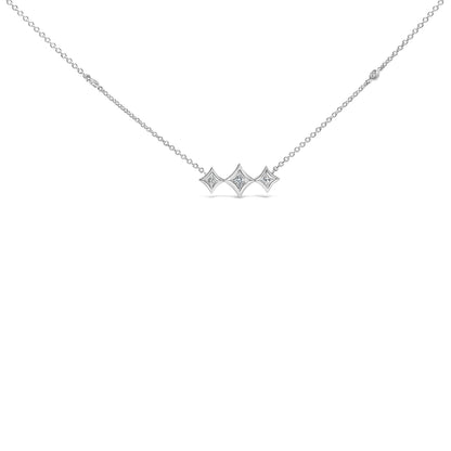 Collar de 10K oro blanco con bisel de 3 diamantes de princesa de forma de cometa y estaciones (color H-I, claridad SI2-I1) - 18 pulgadas