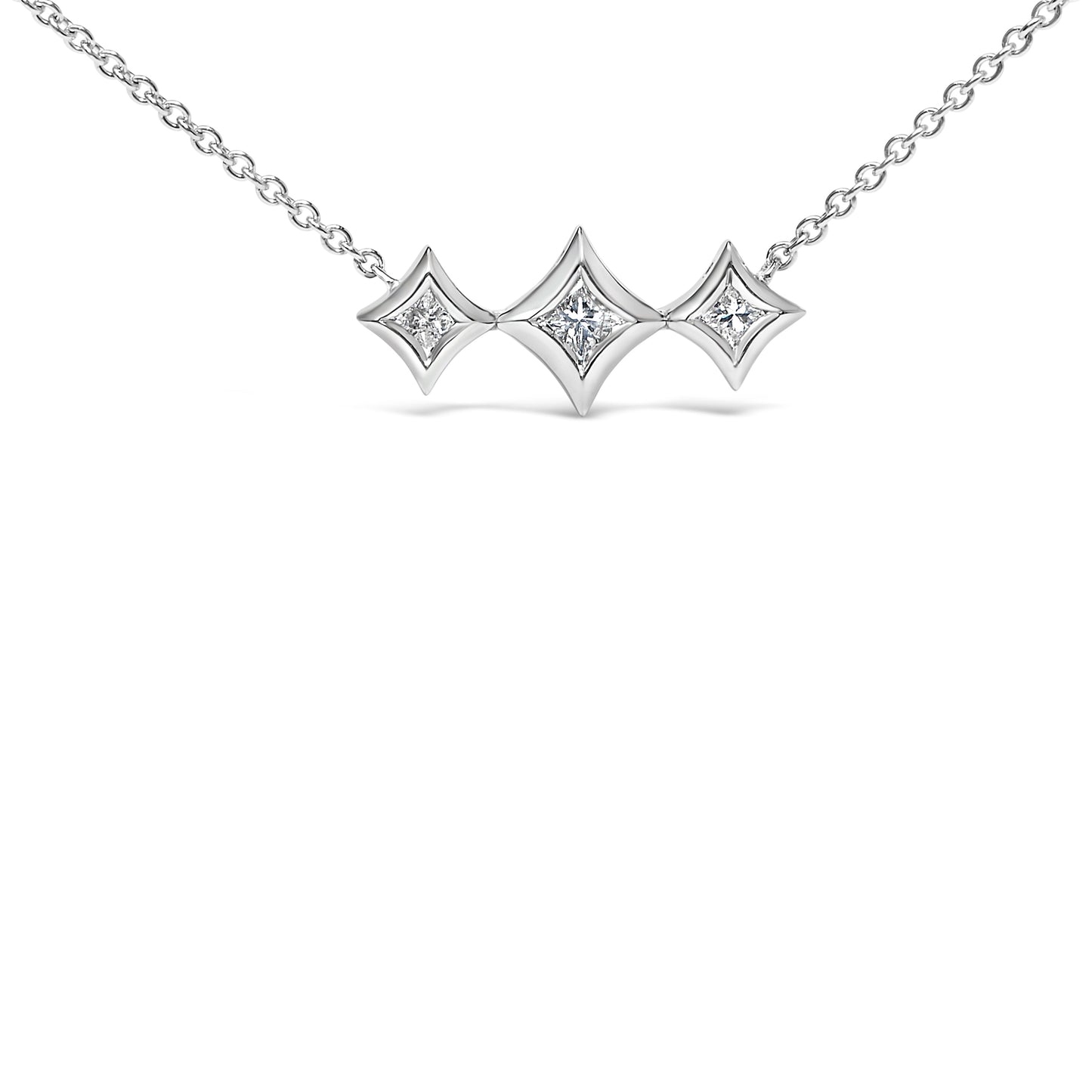Collar de 10K oro blanco con bisel de 3 diamantes de princesa de forma de cometa y estaciones (color H-I, claridad SI2-I1) - 18 pulgadas
