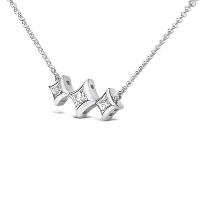 Collar de 10K oro blanco con bisel de 3 diamantes de princesa de forma de cometa y estaciones (color H-I, claridad SI2-I1) - 18 pulgadas