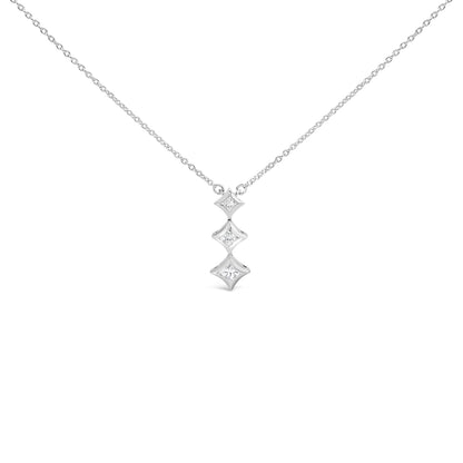 Collar con Colgante de Oro Blanco de 10K, 1/5 Cttw, con 3 Piedras de Diamantes Corte Princesa, 18" (Color H-I, Claridad SI2-I1)