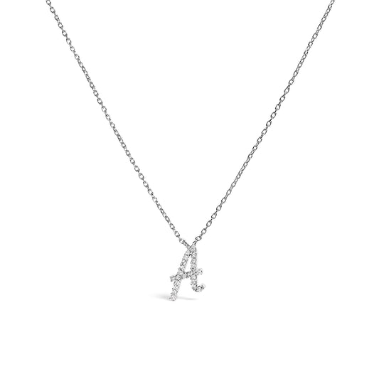 Collar con colgante con acento de diamante en oro blanco de 10K con inicial "A" estilo cursiva
