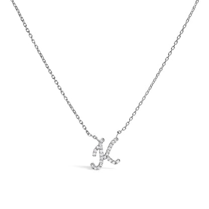 Collar con colgante con acento de diamante en oro blanco de 10K con inicial "A" estilo cursiva