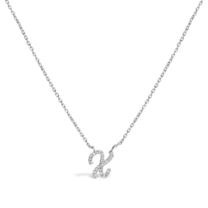 Collar con colgante con acento de diamante en oro blanco de 10K con inicial "A" estilo cursiva
