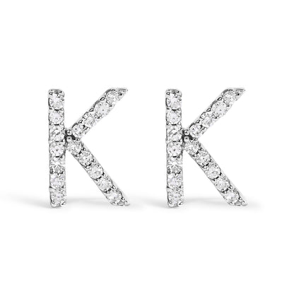 Pendiente de botón con la inicial "A" de diamante de 1/10 quilates de oro blanco de 10 quilates