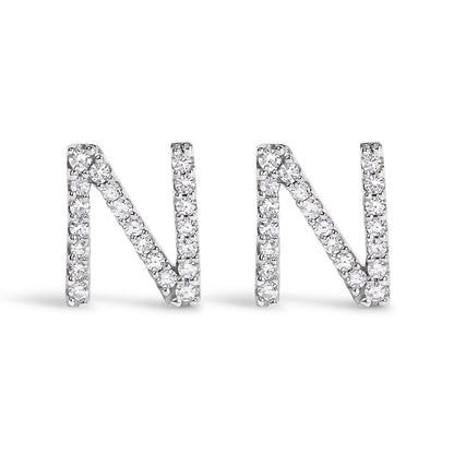 Pendiente de botón con la inicial "A" de diamante de 1/10 quilates de oro blanco de 10 quilates