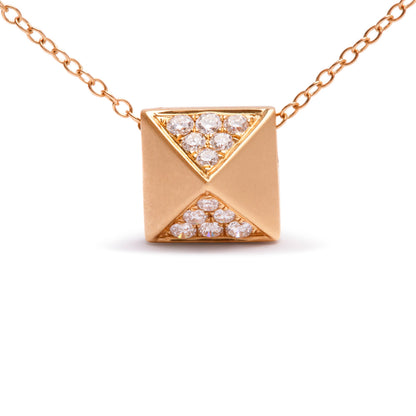 Collar con colgante de pirámide con acabado mate y diamantes de 1/4 Cttw de oro amarillo de 14K (Color G-H, Claridad SI1-SI2) - 18 pulgadas