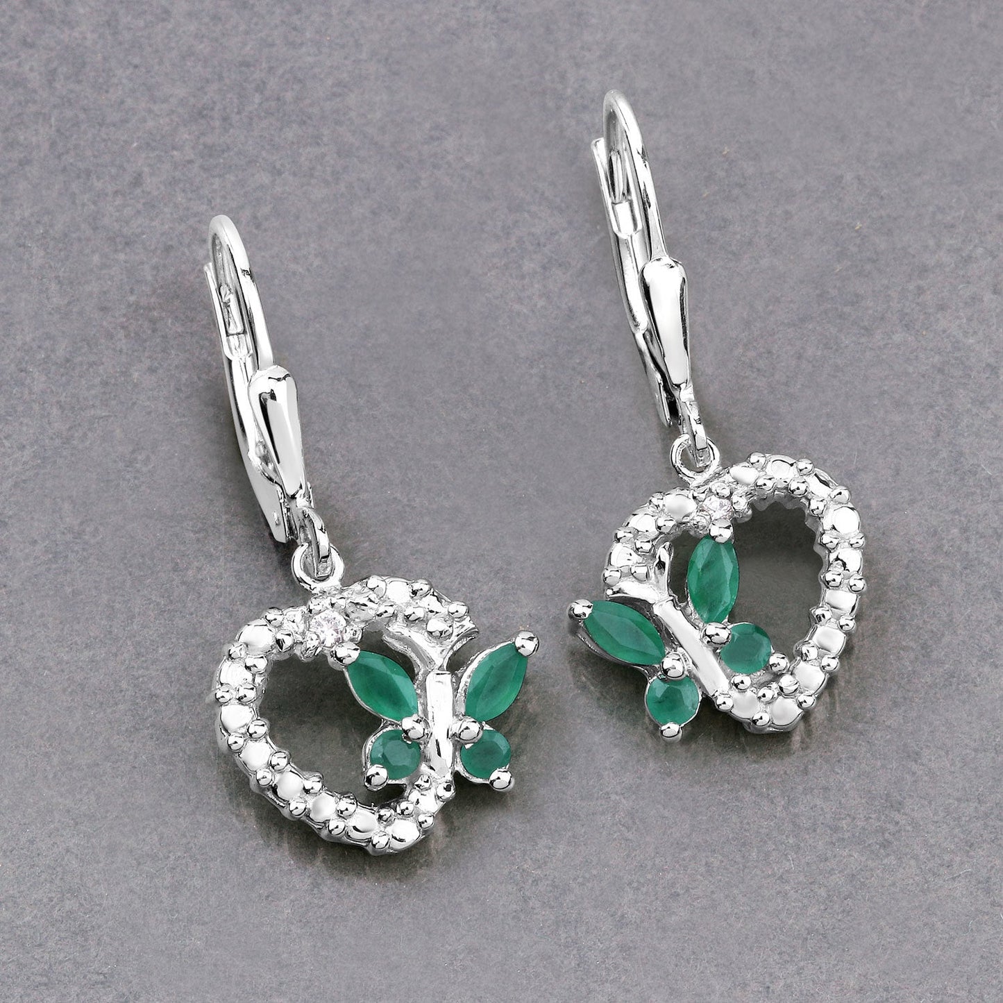 Pendientes de Plata de Ley .925 con Esmeralda Genuina de 0.44 Quilates y Zafiros Blancos Creados