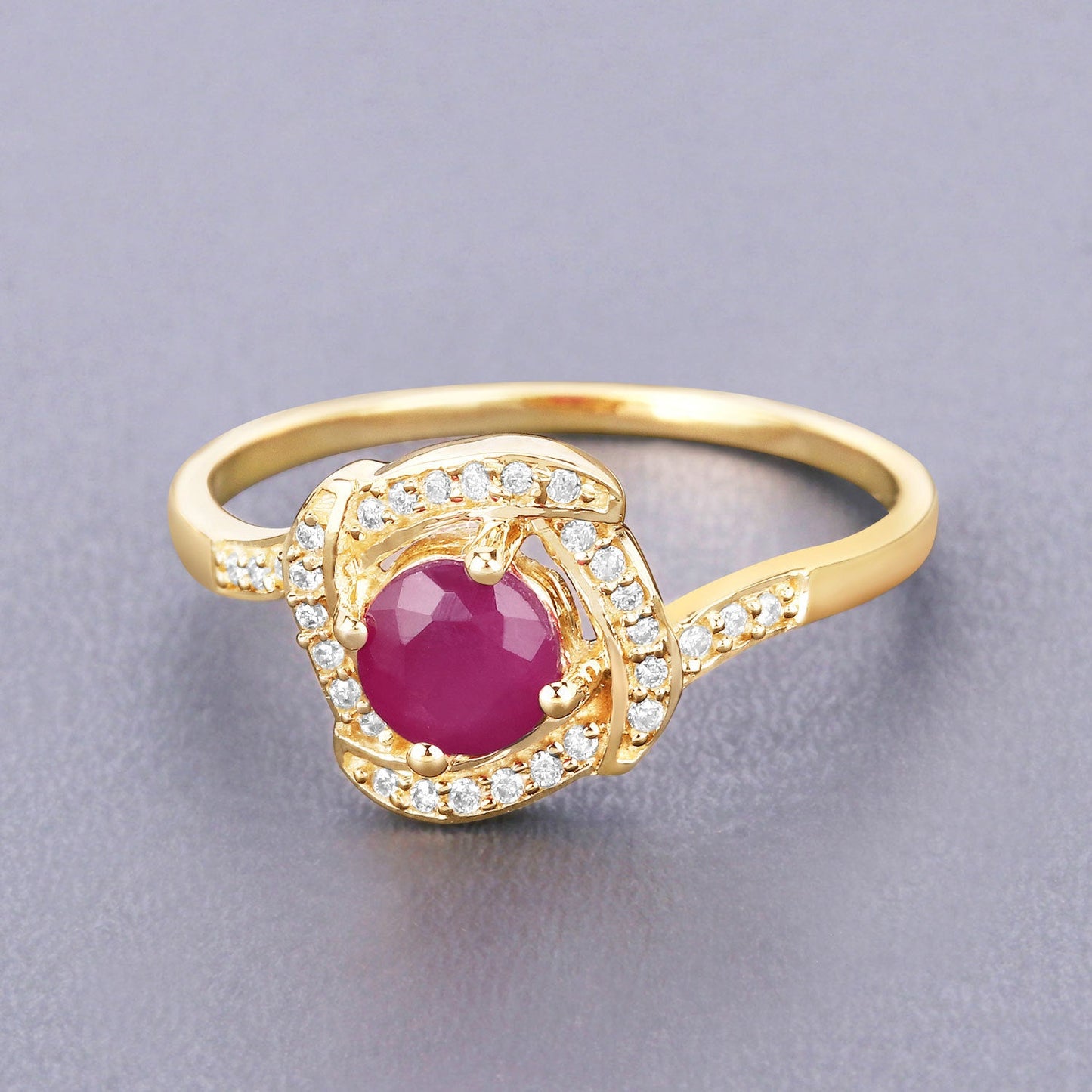 Anillo de oro amarillo de 14K con rubí genuino de 0,63 quilates y diamantes blancos
