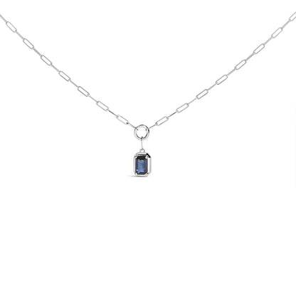Collar con colgante solitario de zafiro azul corte esmeralda de 6x4 mm de oro blanco de 10K - 18 pulgadas