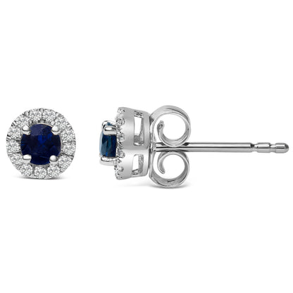 Pendientes de oro blanco de 10K con zafiro azul redondo de 3,25 mm x 3,25 mm y halo de diamantes de 1/10 Cttw (color I-J, claridad I1-I2)