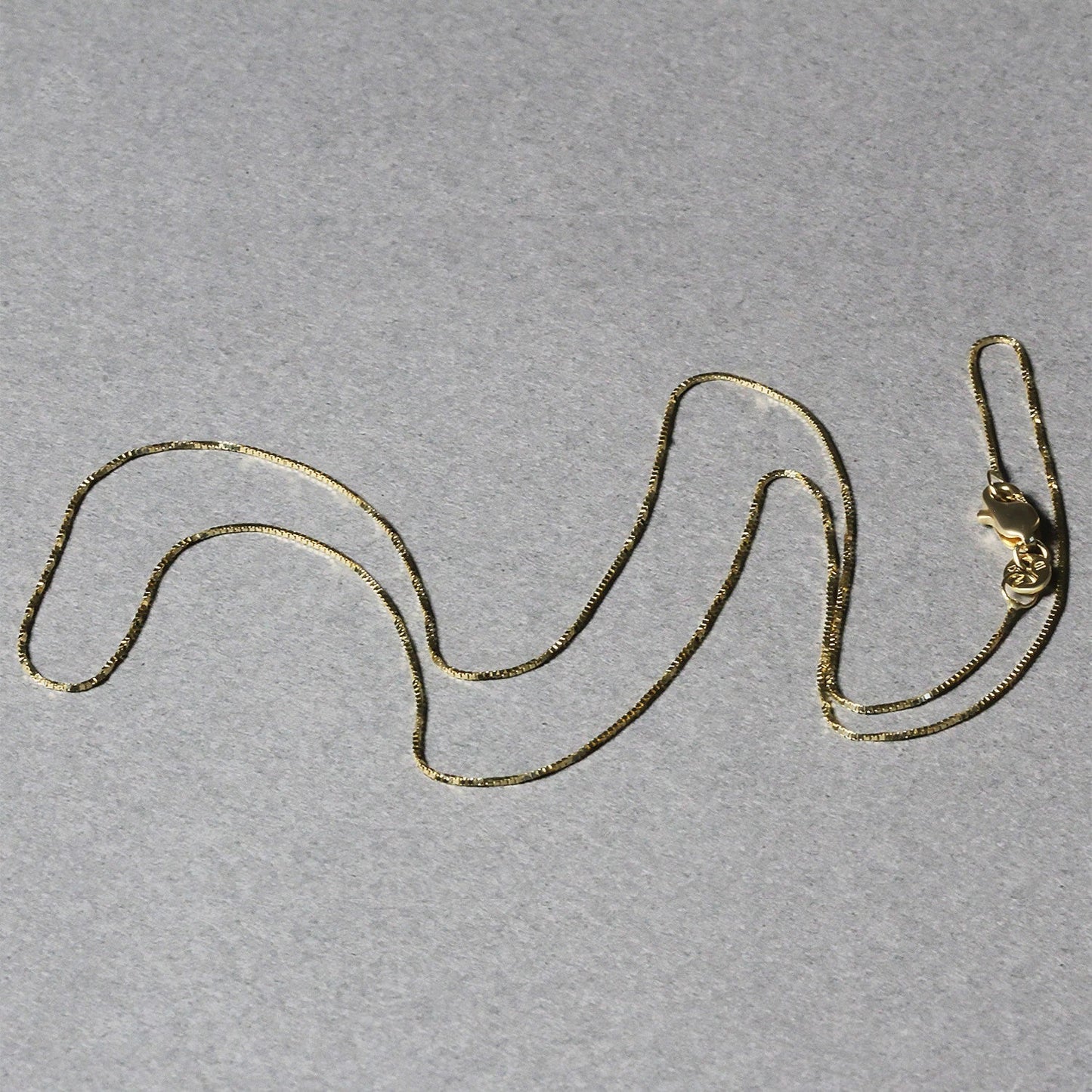 Cadena clásica de oro amarillo de 14k y 0.6mm
