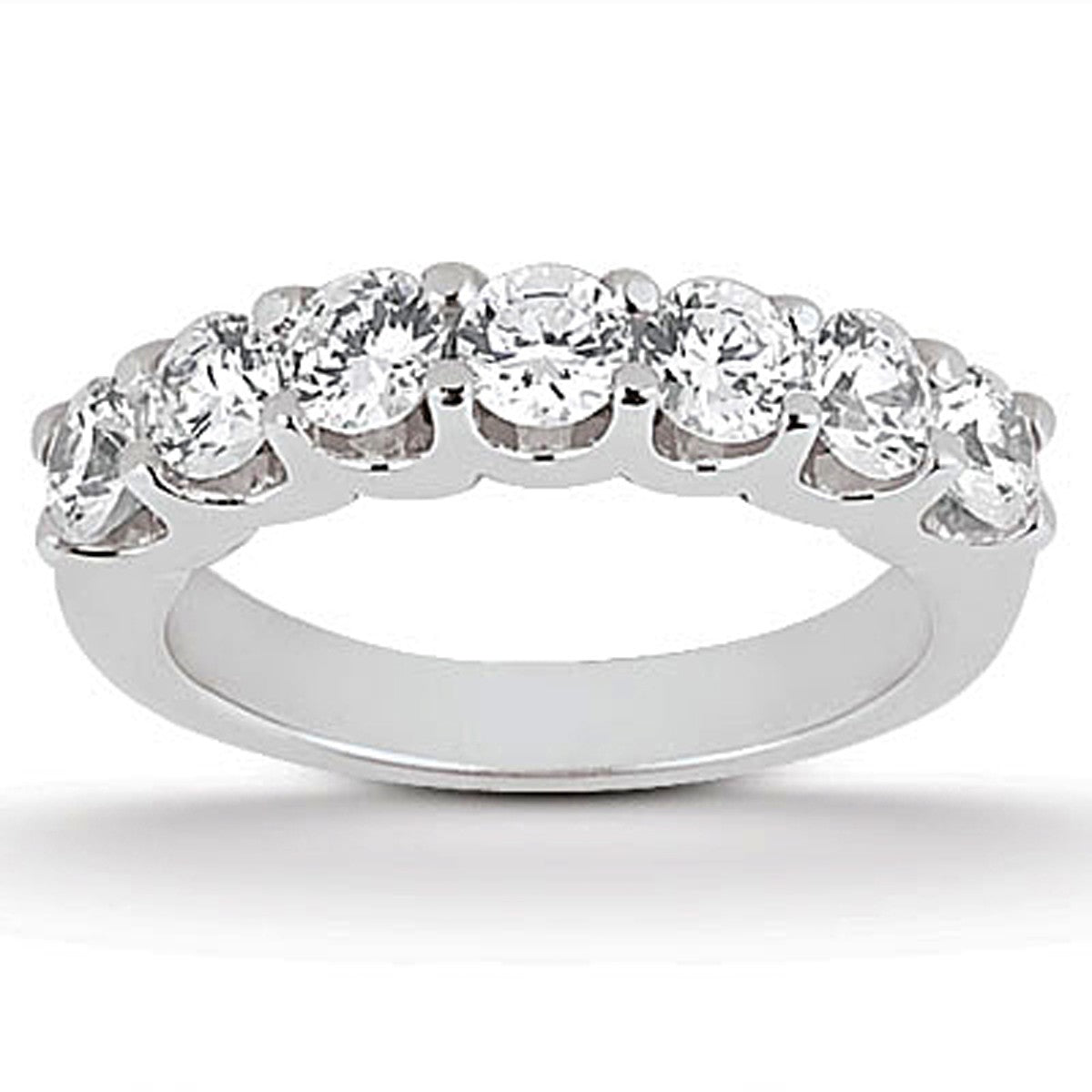 Anillo de boda de oro blanco de 14k con diamantes y engaste compartido en forma de U festoneado
