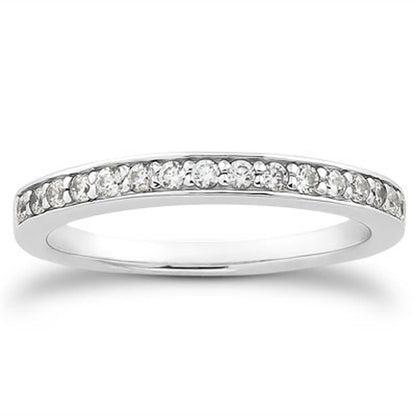 Anillo de boda tipo alianza de oro blanco de 14k con pavé de diamantes, media vuelta