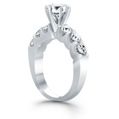 Anillo de compromiso de oro blanco de 14k con diamantes y garras compartidas