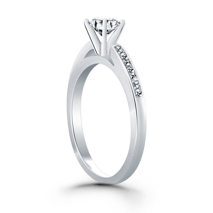 Anillo de compromiso tipo catedral con diamantes y engaste de canal de oro blanco de 14k