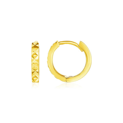 Pendientes de aro pequeños de oro amarillo de 14k con textura geométrica