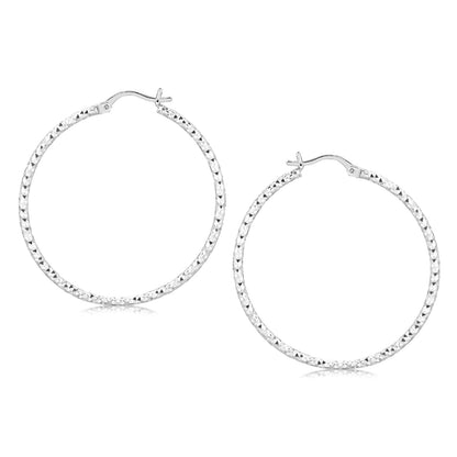 Pendientes de aro grandes de estilo facetado de plata de ley con baño de rodio