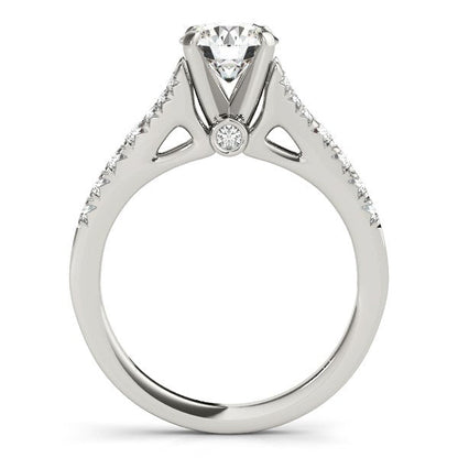 Anillo de compromiso de oro blanco de 14 quilates con diamantes engastados con pavé y vástago dividido (1 3/8 quilates en total)