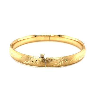 Brazalete clásico con grabado floral en oro amarillo de 14k (8.0mm)