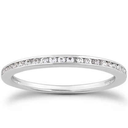 Anillo de boda de oro blanco de 14k con perfil delgado y diamantes engastados en carril