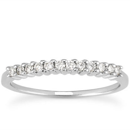 Anillo de boda de oro blanco de 14k con diamantes y garras compartidas elevadas