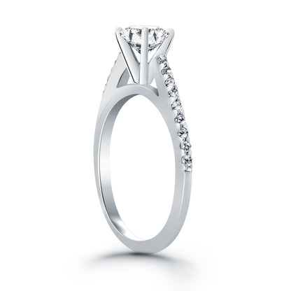 Anillo de compromiso de oro blanco de 14k con micro garras de diamantes y diseño catedral