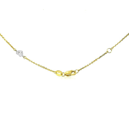 Tobillera de oro de 14k de dos tonos con estaciones de corazón de estilo tallado con diamante