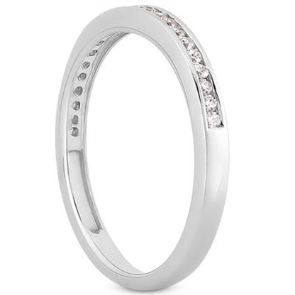 Alianza de boda delgada de oro blanco de 14k con diamantes en engaste de canal en la mitad del contorno