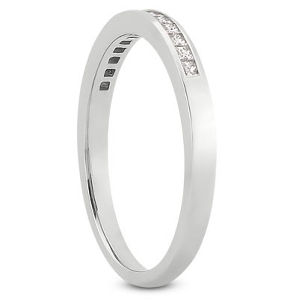 Anillo de boda de oro blanco de 14k con diamantes princesa engastados en canal