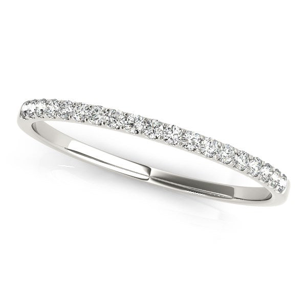 Anillo de boda delgado de oro blanco de 14k con diamantes pavé (1/8 cttw)