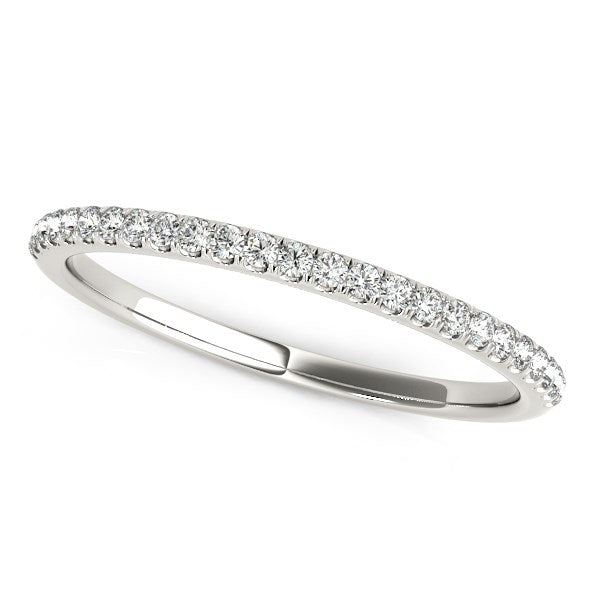 Alianza de boda de oro blanco de 14k con diamantes engastados en pavé (1/8 qt)