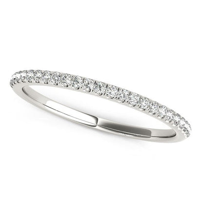 Alianza de boda de oro blanco de 14k con diamantes engastados en pavé (1/8 qt)